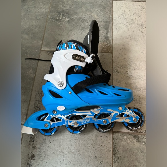 Metroller, Roller blades in great condition that is black and blue. - Picture 5 of 5